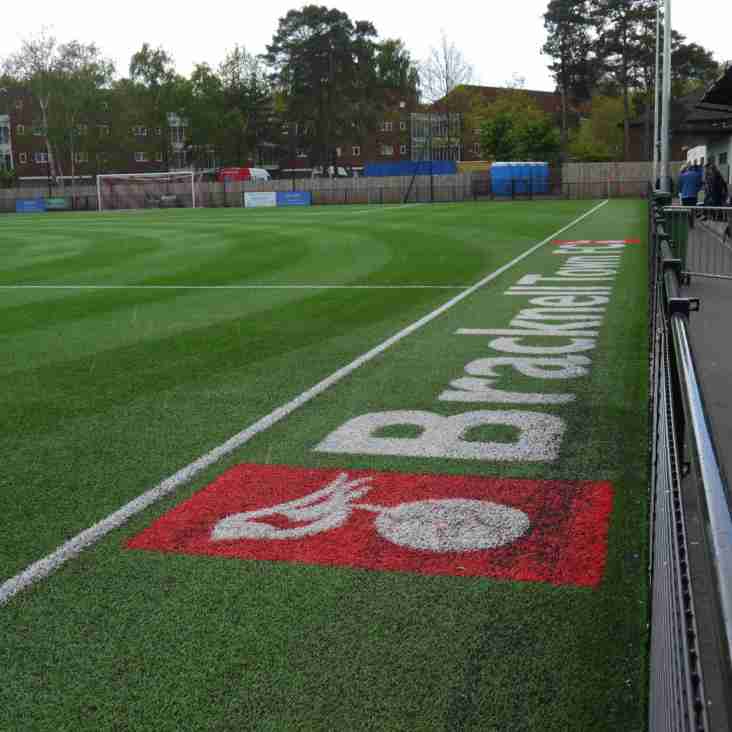 Robins sign a new number one